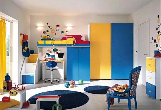 Детская комната в ярких цветах